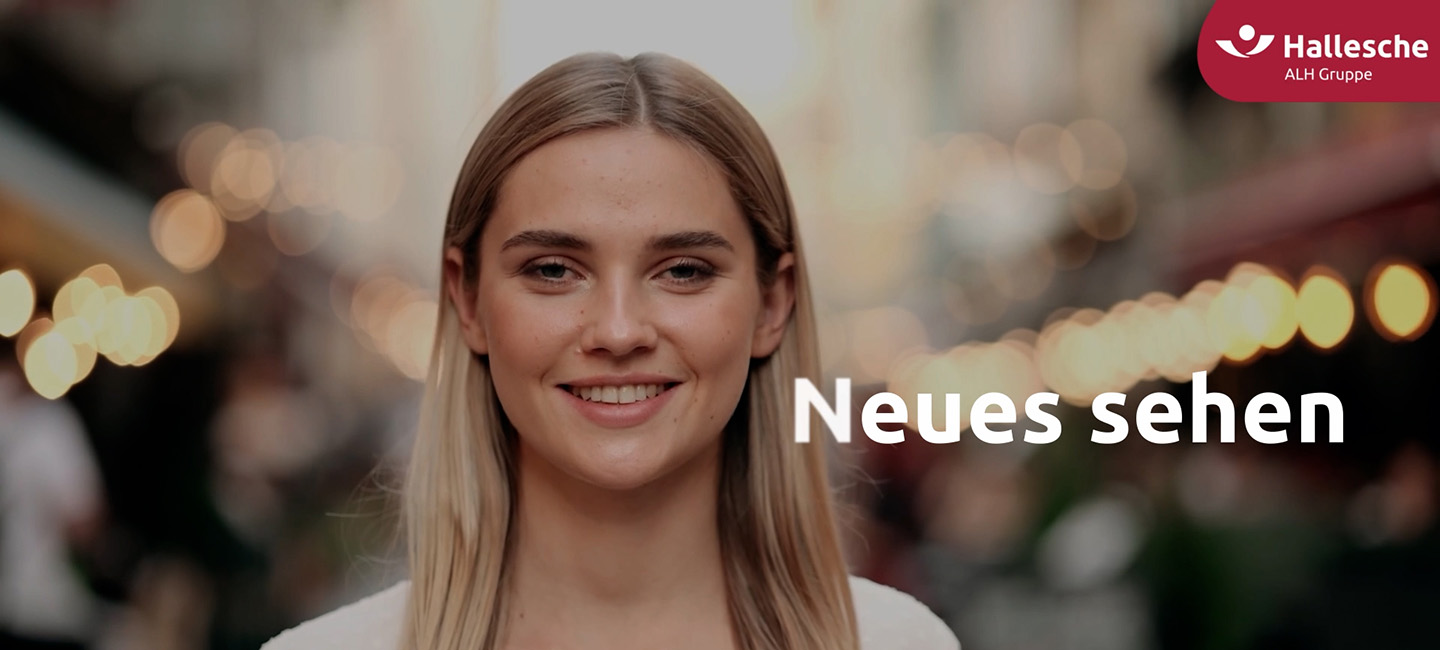 Frau schaut in die Kamera und daneben steht der Text neues Sehen